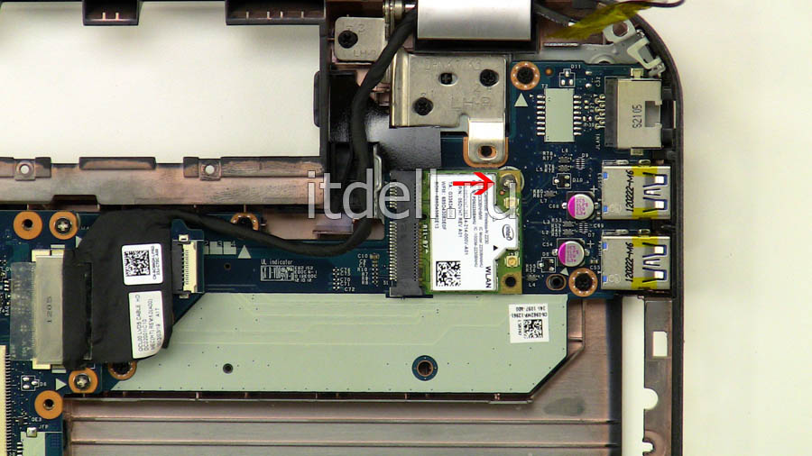 как разобрать нотбуки dell inspiron 5520 и 7520 открутите винт, снимите адаптер Wi-Fi