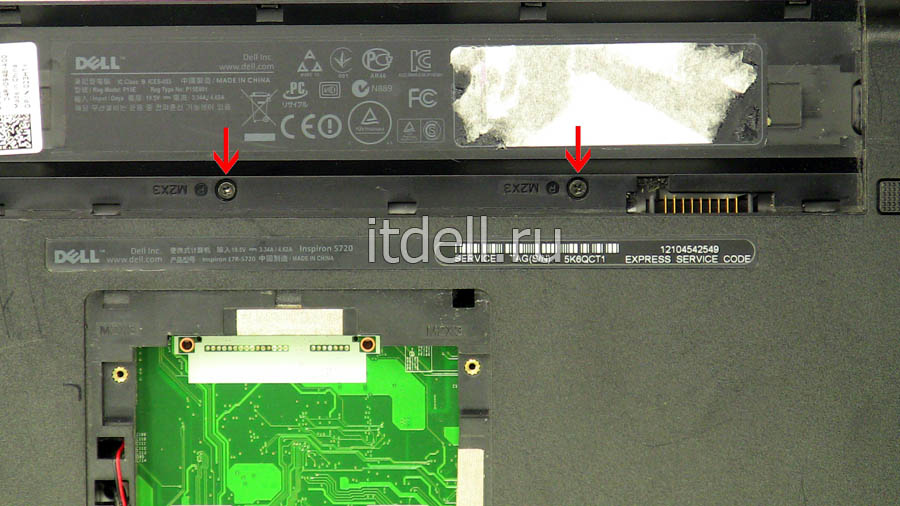 как разобрать ноутбук dell inspiron 5720 7720. Открутите два винта под аккумулятором