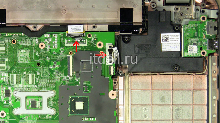 как разобрать ноутбук dell inspiron 5720 7720. Отключите видеошлейф и кабель для боковой панели