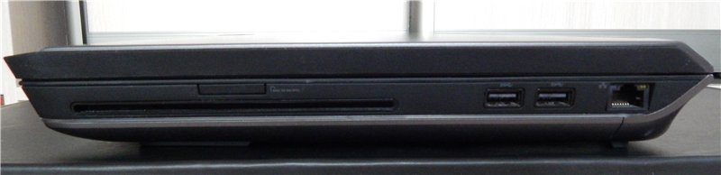 Обзор ноутбука Alienware 17 Правая боковая сторона ноутбука