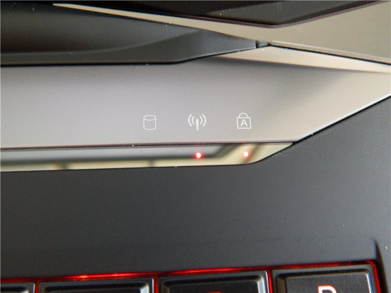 Обзор ноутбука Alienware 17 Световые индикаторы в верхней правой части