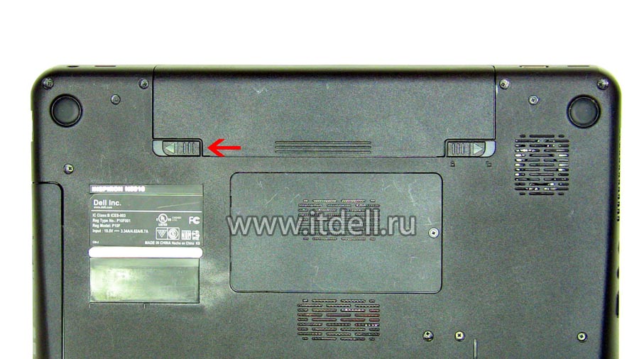 снимаем батарею отодвигаем защёлку Dell Inspiron N5010, M5010 и M501R отодвигаем левую защёлку