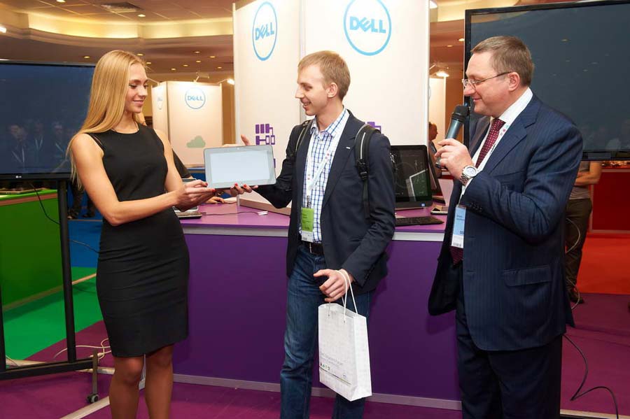 В Москве прошел Dell Solutions Forum 2013. Вручение подарка победителю